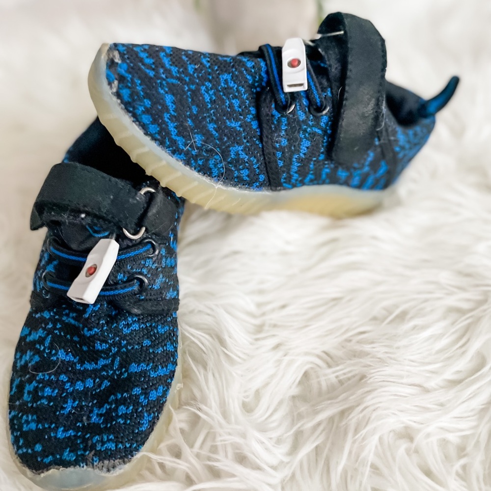 Blue sneakers, light up, 10T